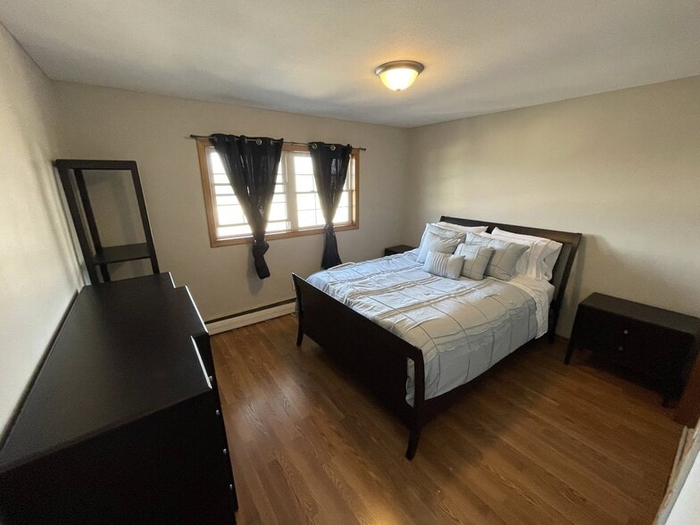 queen bed in room 1 - 5120 Hiawatha Ave