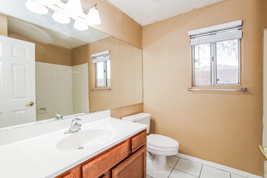 Building Photo - 2203 E Edna Ave