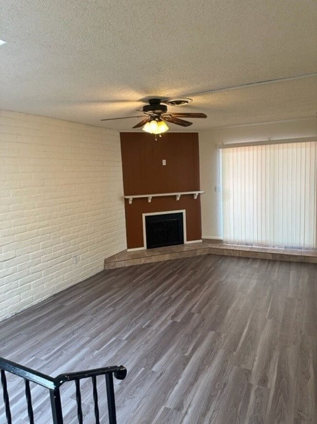 Building Photo - 2 Bed, 2 Bath Townhome