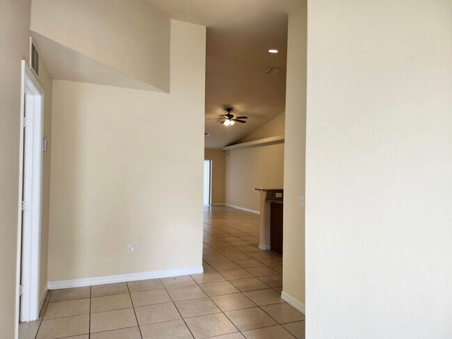 Building Photo - Exceptional 3 bed 2 bath 1 car garage dupl...