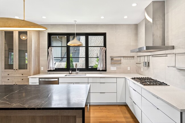 Building Photo - Stunning Luxury Home in the Village of Che...