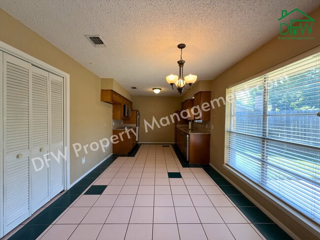 Building Photo - Charming 3-Bedroom Home with Fenced Backyard & Fireplace in Arlington!