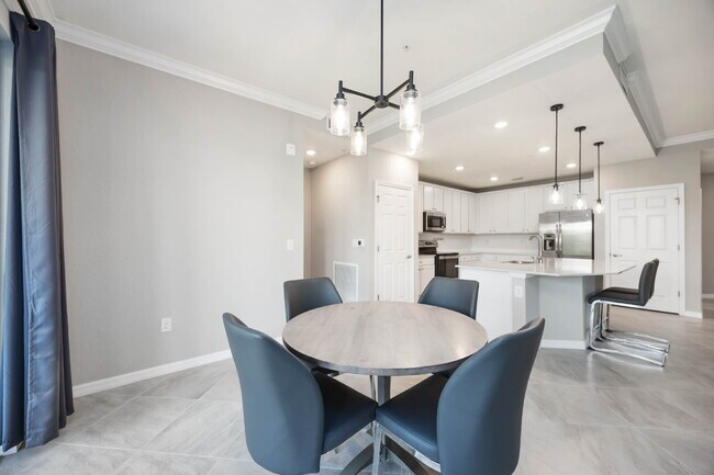 Building Photo - "Spacious 2-Bed, 2-Bath W/Den Condo Retrea...