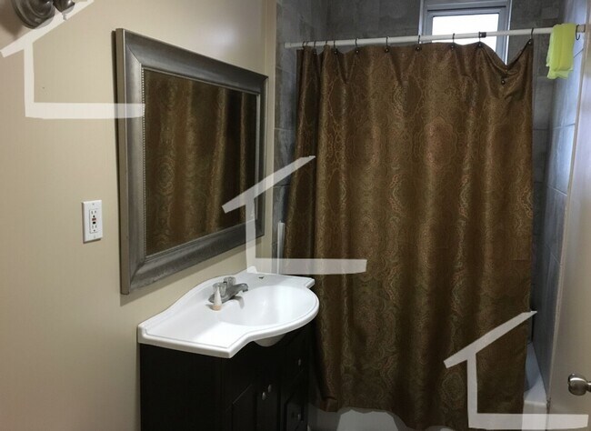 Building Photo - Charming 5 Bedroom-No Broker Fee