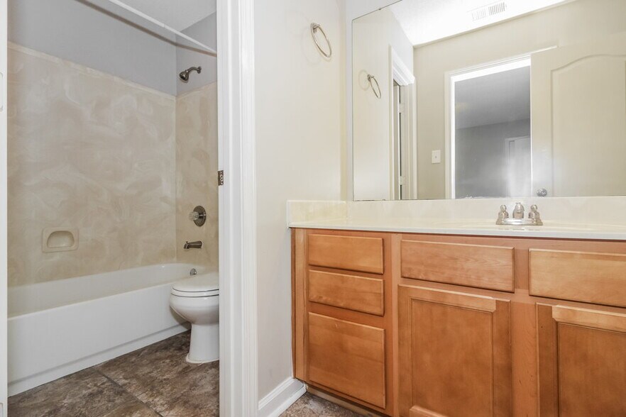 Building Photo - 10093 Woodland Hills Dr