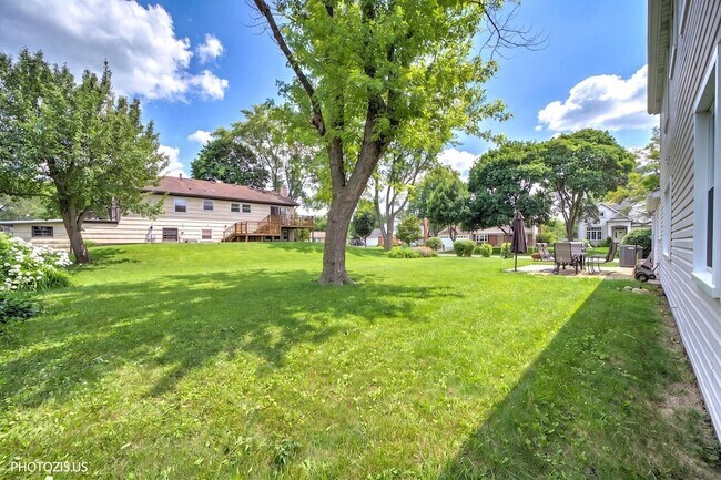 Building Photo - 1111 Plum Grove Cir