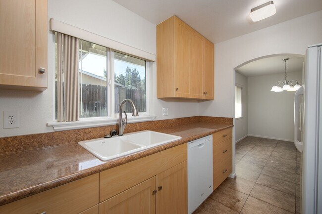 Building Photo - Updated 3 Bedroom Home in Quiet Street