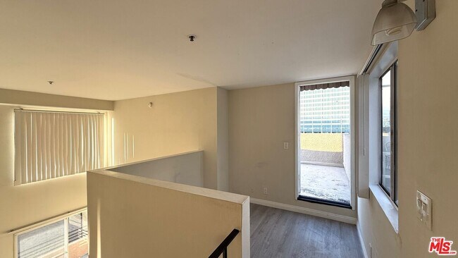 Building Photo - 701 S Kingsley Dr