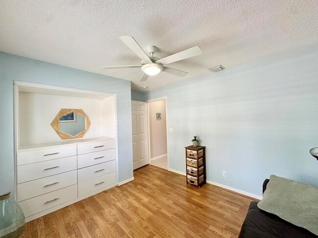 Building Photo - 6129 Heliconia Rd