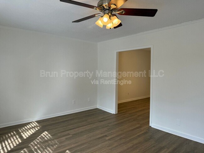 Building Photo - 11105 Lake Hills Dr