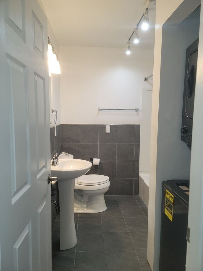 Building Photo - 3416 NE 80th St