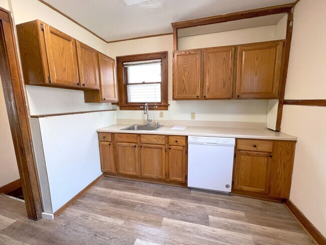 Building Photo - 108 S Randall Ave