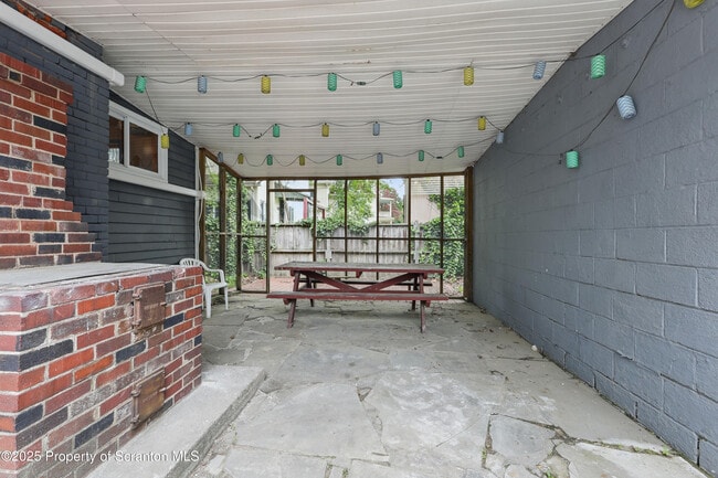 Building Photo - 1638 Sanderson Ave