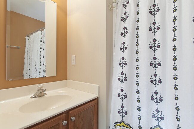2nd bathroom - 8939 Camden Park Dr