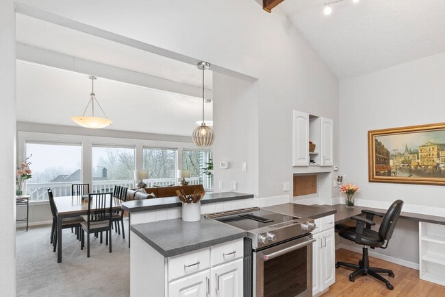 Building Photo - FURNISHED! Exquisite 3-Bedroom Furnished H...