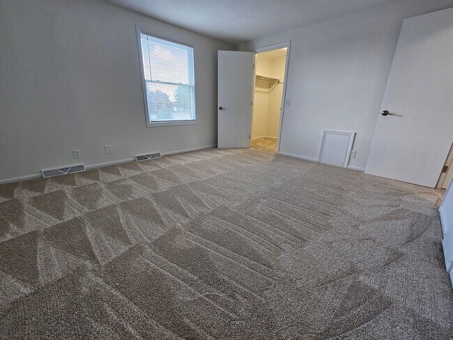 Building Photo - 3BR Townhome – Remodeled Kitchen, Garage, ...