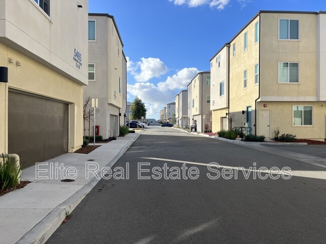 Building Photo - 5465 Seacliff Pl