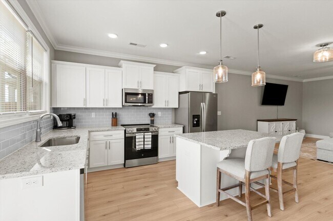 Building Photo - Fully Furnished and Move-In Ready!