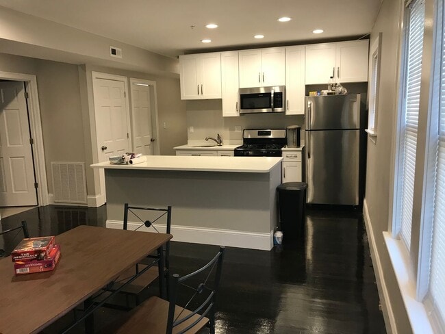 Building Photo - Spacious 4-Bed, 2-Bath Apartment Near Longwood & Northeastern — Ideal for Students!