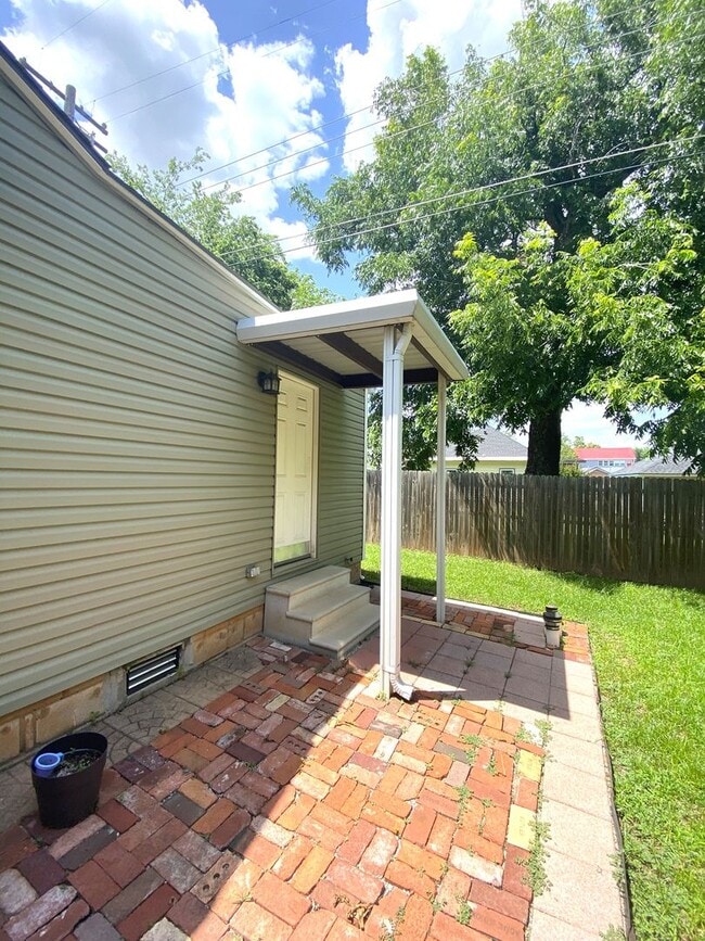 Building Photo - Studio Garage Apt in NW OKC YOUNGS ENGLEWO...