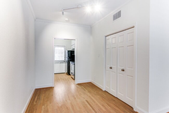 Building Photo - Royal Orleans 1-Bed Condo Retreat in Tanglewood