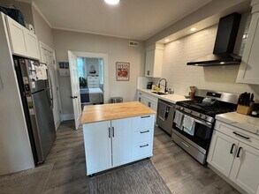 Building Photo - Updated 1 Bedroom in Downtown Amesbury - Available September 1st