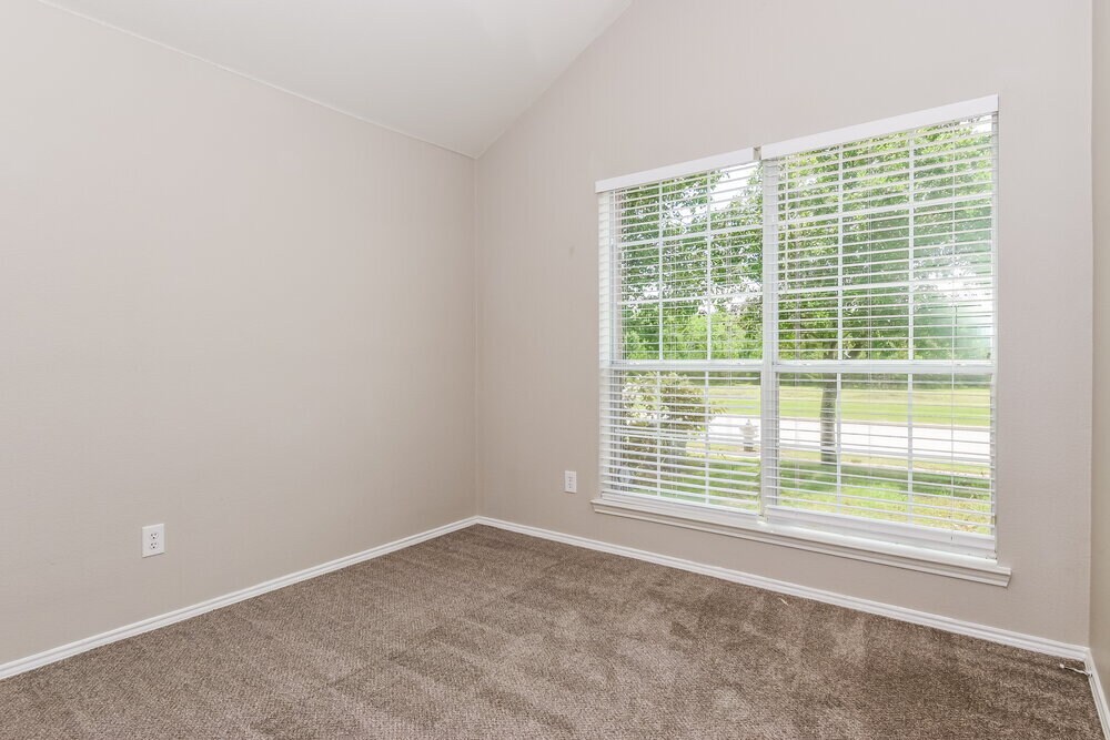 Building Photo - 1328 Riviera Dr