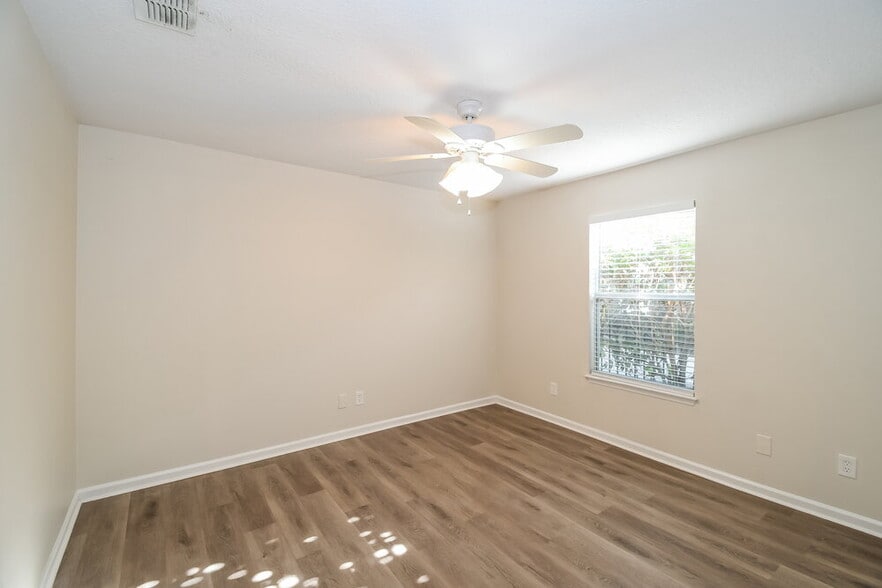 Building Photo - 732 Dewdrop Loop