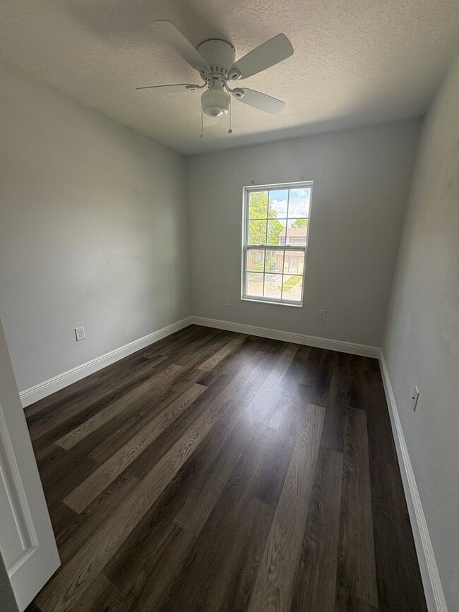 Building Photo - 3-bedroom, 2.5-bathroom townhome by UCF