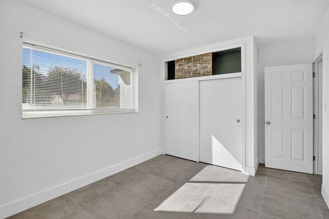 Building Photo - 642 SW 11th St