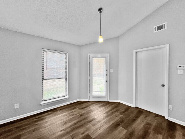 Building Photo - Charming 3-Bed, 2-Bath Home in Lewisville with Open Floor Plan & Fireplace