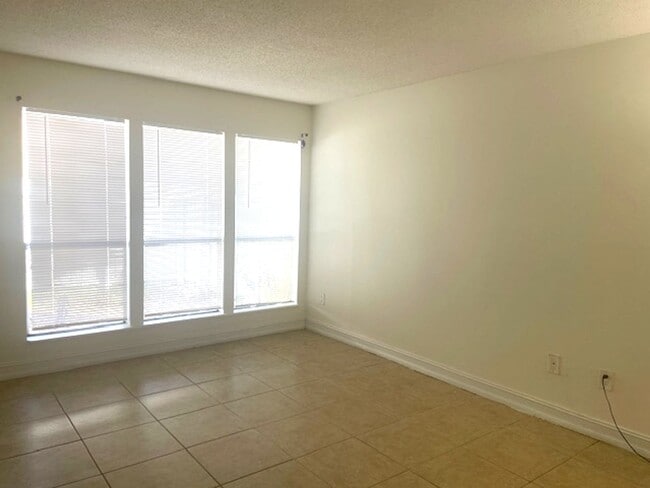 Building Photo - Spacious 3BR/2BA Condo Near Siesta Key Beach – Amenities Included!