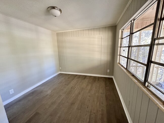 Building Photo - 1930 Granville Ave