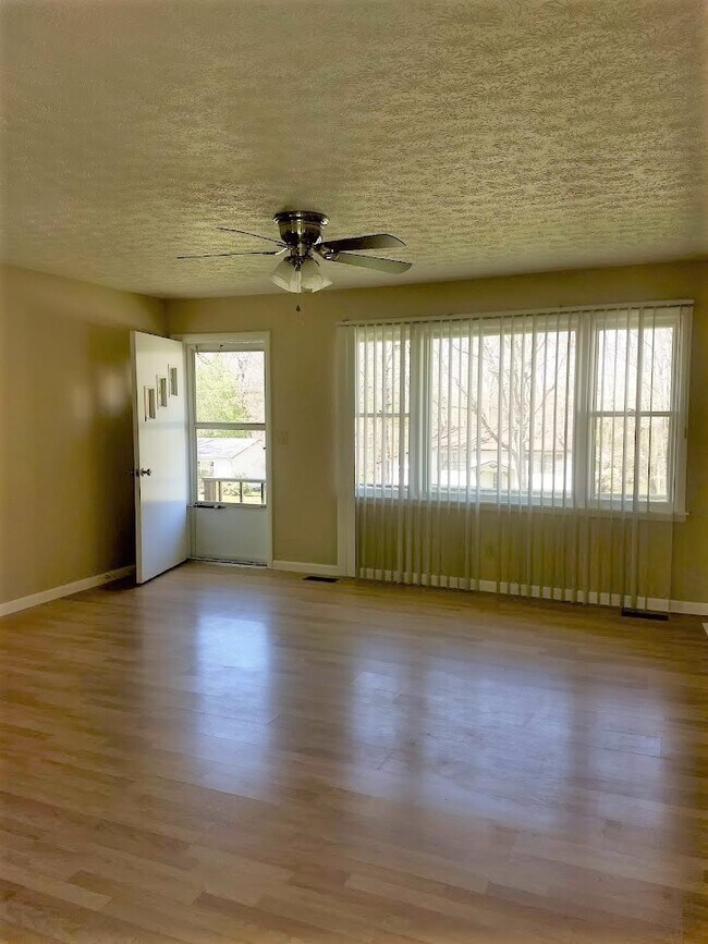 Building Photo - 137 Prentice St