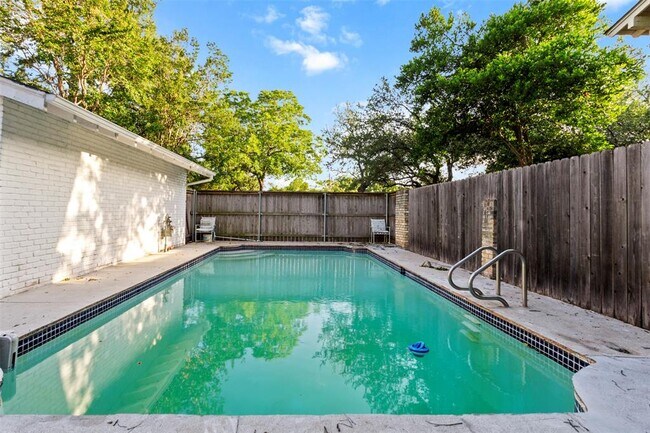 Building Photo - 4202 N Hills Dr