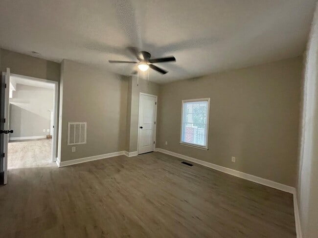 Building Photo - 5656 Racin Dr