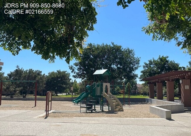 Building Photo - Gated 2 Bedroom Townhome in Irvine
