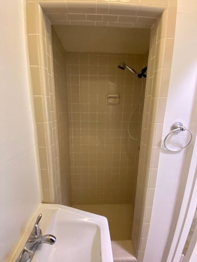 Building Photo - 916 Lighthouse Ave