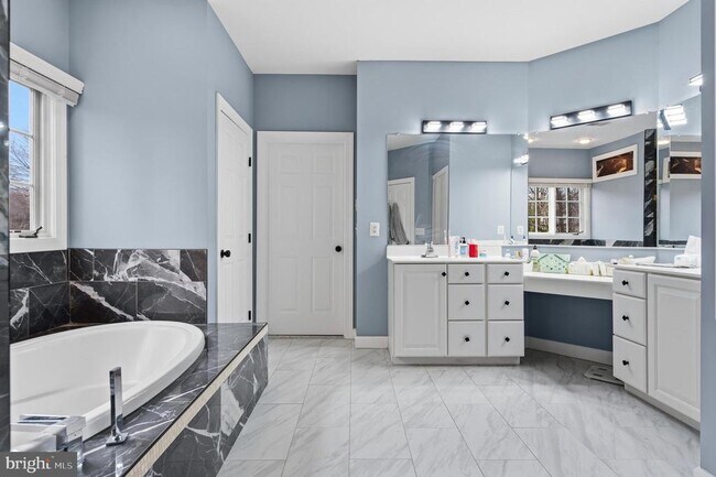 Building Photo - 4924 Berkshire Woods Dr