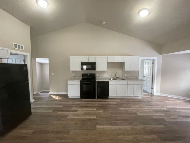 Building Photo - Fully Remodeled 4 Bedroom 2.5 Bathroom