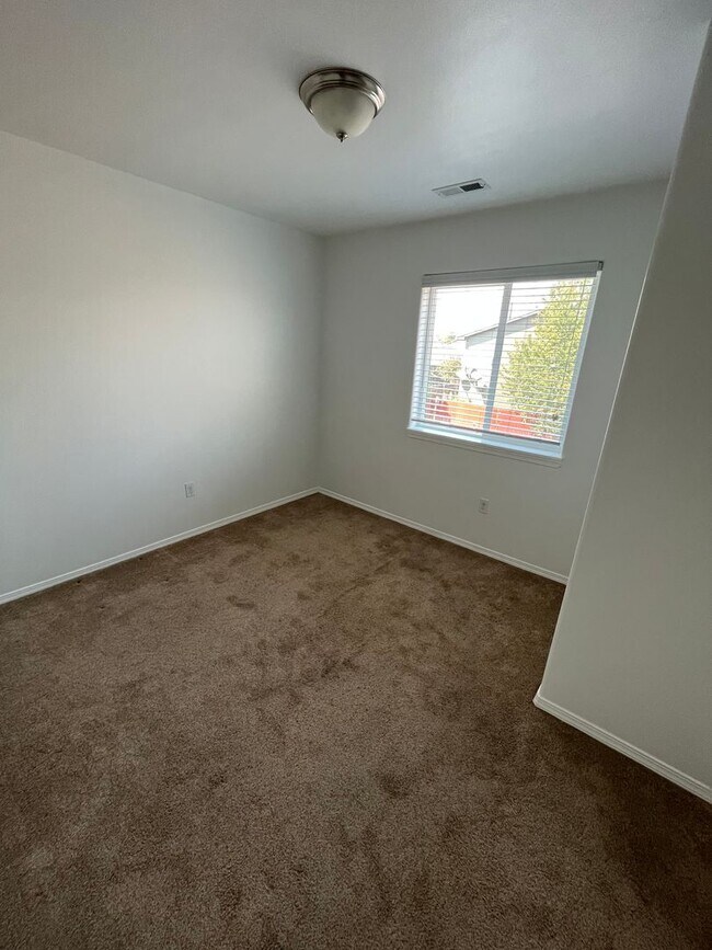 Building Photo - Beautiful Townhouse Available Mid-September
