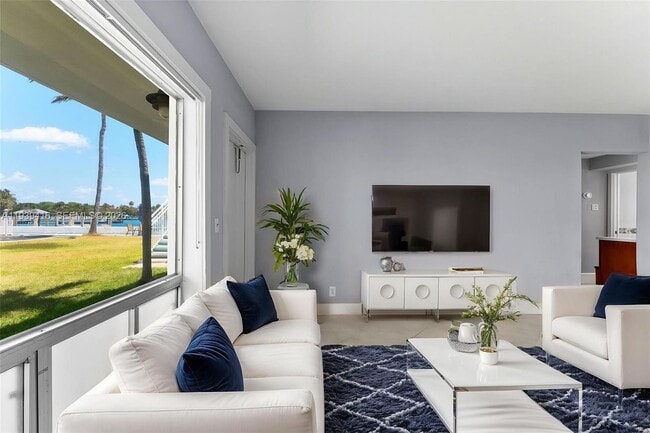 Building Photo - 2508 Bay Dr