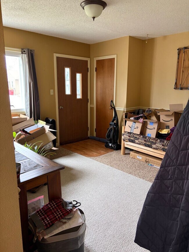 Building Photo - Charming Two-bedroom house