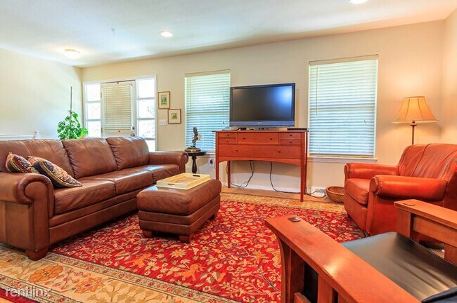 Building Photo - 4 br, 3 bath Townhome - 2851 E. Geddes Pl.