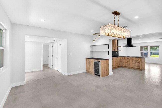 Building Photo - 4640 SW 25th Terrace