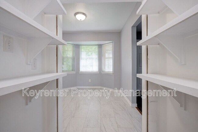 Building Photo - 1701 Oakhurst Ave