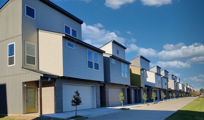 Building Photo - 406 Highland Oaks Ln