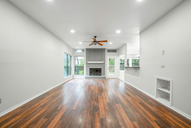 Building Photo - 903 Oaklands Dr