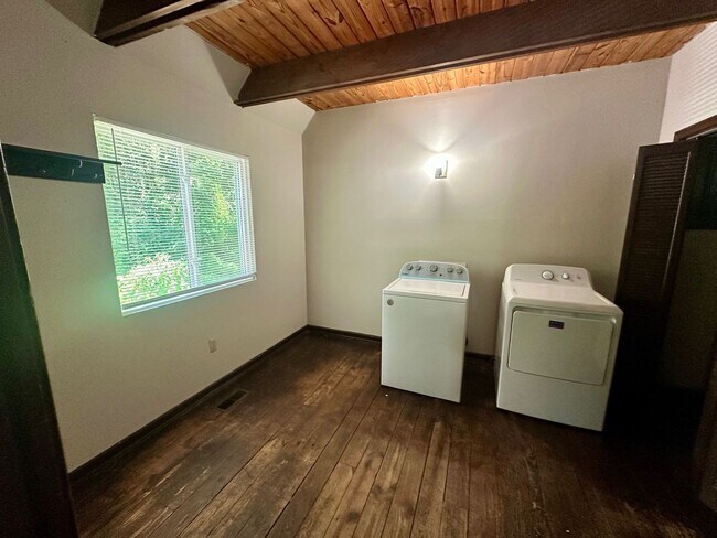 Building Photo - 400 Lindsay Rd