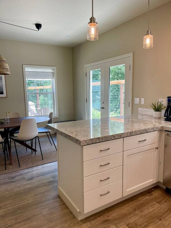 Building Photo - Modern 3 Bedroom 2.5 Bathroom House Close to Downtown Nevada City